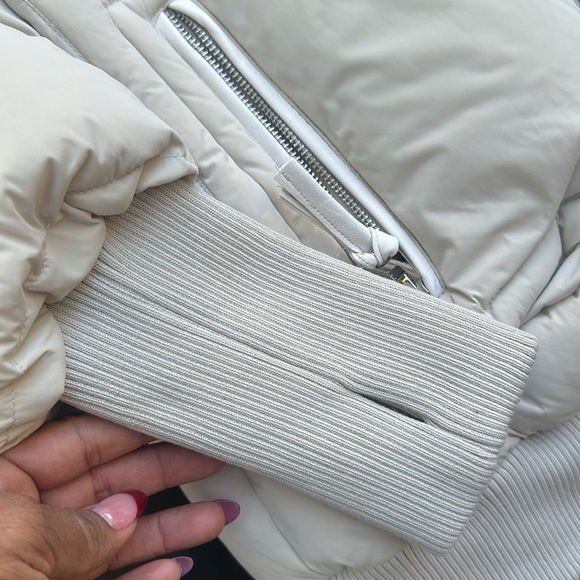 NEW GUESS Women’s Puffer Jacket SZ S - Picture 3 of 11